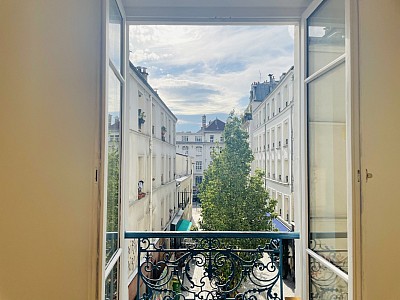 STUDIO A LOUER - PARIS 20EME ARRONDISSEMENT Belleville 9 - 21 m2 - 800 € charges comprises par mois
