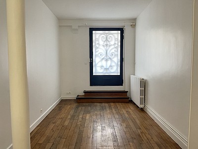 STUDIO A LOUER - PARIS 15EME ARRONDISSEMENT Saint-Lambert 23 - 25 m2 - 960 € charges comprises par mois