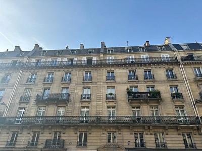 APPARTEMENT T3 A LOUER - PARIS 6EME ARRONDISSEMENT Saint-Germain des Pres 1 - 79 m2 - 3 500 € charges comprises par mois