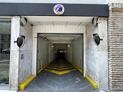 PARKING A LOUER - PARIS 15EME ARRONDISSEMENT Grenelle 7 - 12.96 m2 - 120 &euro; charges comprises par mois