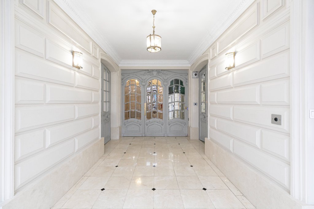 BUREAU A LOUER - PARIS 8EME ARRONDISSEMENT - 14 081,67 € HC et HT par mois